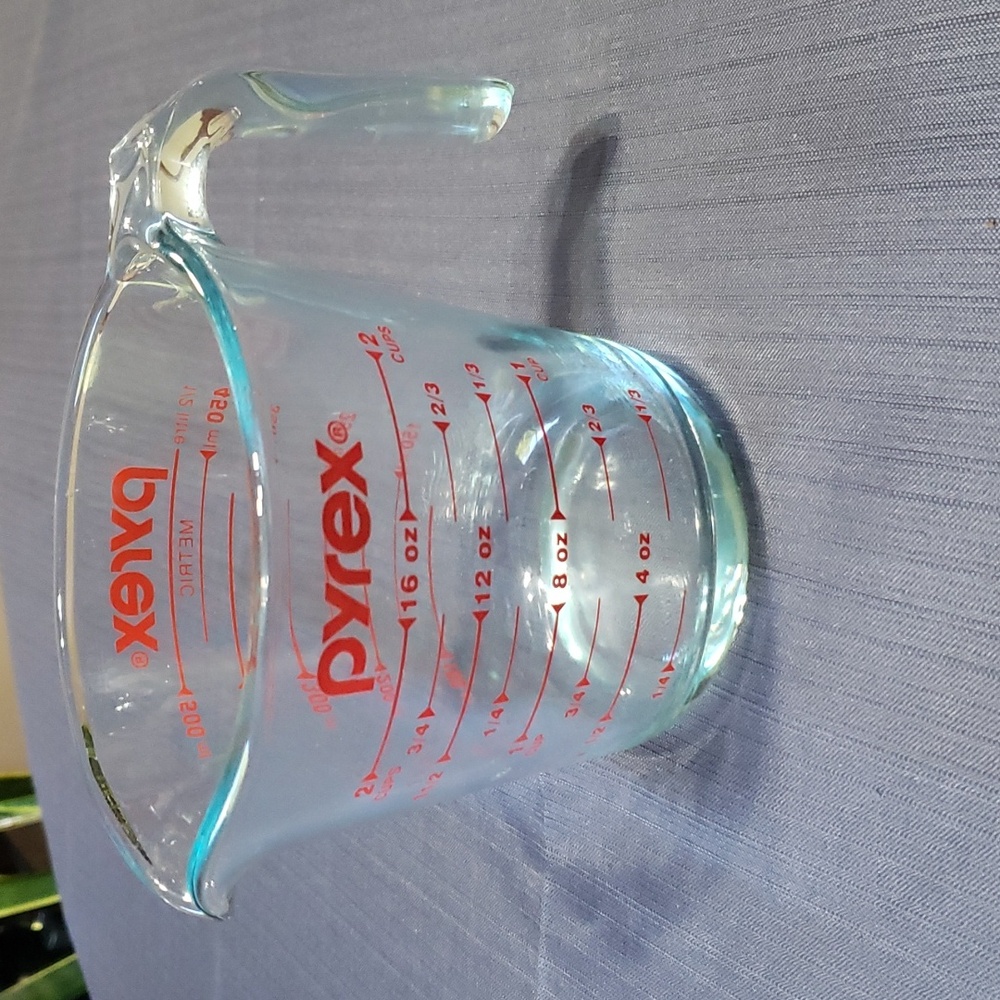 Pyrex  2 Cup 1/2 Litre 500 ml Blue Tint Glass Measuring Cup. Red L Handle
